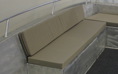 Sitzauflage inkl. Lehne 6cm stark mit Kunstleder oder imprägniertem Outdoorstoff bezogen, 1,5m Länge Sitzauflage inkl. Lehne 6cm stark mit Kunstleder oder imprägniertem Outdoorstoff bezogen, 1,5m Länge